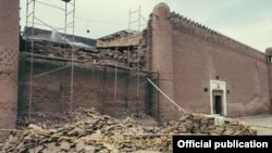 Хивадаги Тош ҳовли саройи деворининг бузилган жойи