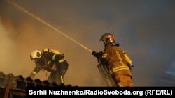 Рятувальники на місці повітряного удару, фото ілюстративне