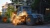 Люди гуляють територією будівництва на Історичному бульварі