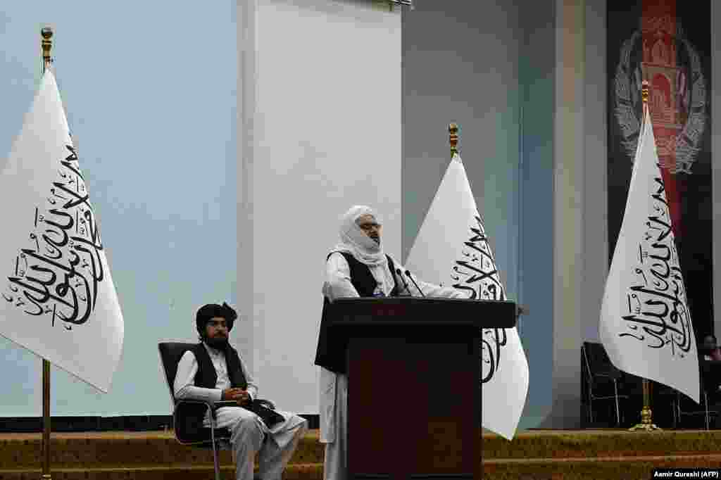 Haqqani (la tribună) a anunțat în timpul întâlnirii că, deși femeilor afgane li se va permite să studieze la universitate, vor fi interzise clasele mixte sub conducerea talibanilor.