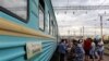 Поезд сообщением Кызылорда - Кокшетау во время стоянки на станции Тюлькубас. Южно-Казахстанская область, 19 июля 2016 года.