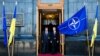 Президент України Петро Порошенко та генеральний секретар НАТО Єнс Столтенберґ