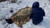 24-летняя Надежда Волкова плачет рядом с телом своей мамы 