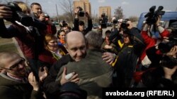 Дмитро Бондаренко після звільнення з могильовської тюрми, Білорусь, 15 квітня 2012 року
