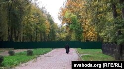 Будаўнічая агароджа ў парку (архіўнае фота, кастрычнік 2016 году)