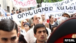 Одна из акций протеста в Ереване против законопроекта, позволяющего открывать в Армении иноязычные школы. 24 июня 2010 г. 