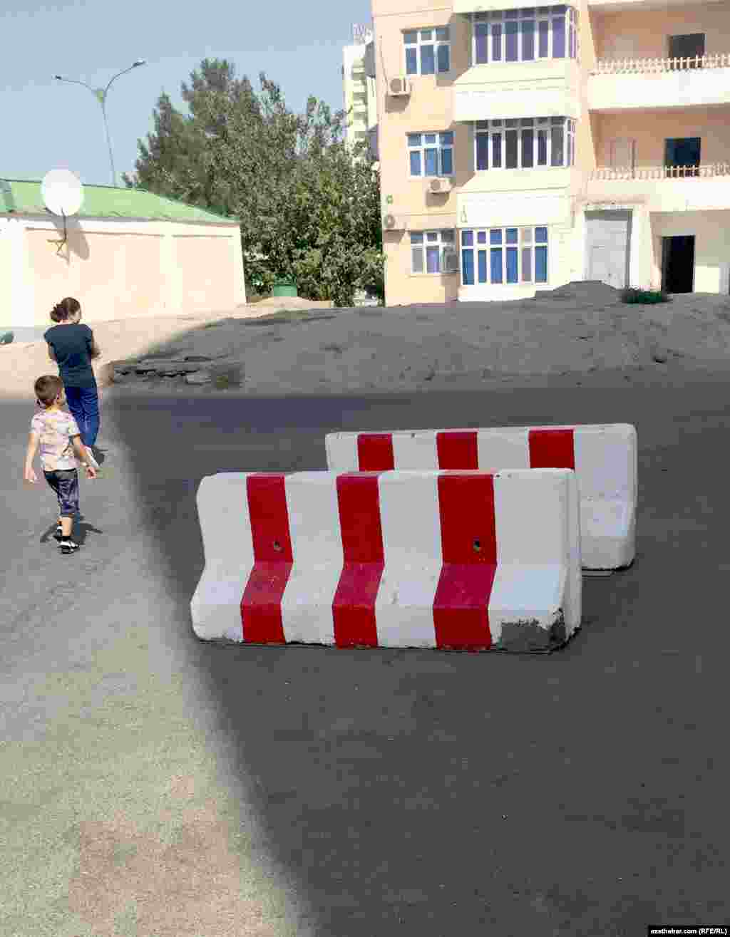Etraplaryň köçelerinde awtoulaglaryň geçmezligi üçin ýörite beton böwetler ýerleşdirildi &nbsp;