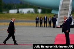 Трамп встречает Путина на базе Элмендорф-Ричардсон, Аляска. 15 августа 2025 года