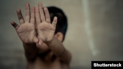 Imagini generate de AI care arată copii supuși unor abuzuri sexuale sunt vândute pe Internet, relevă o investigație BBC. 