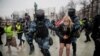 Руската полиција приведува учесник на протестите за ослободување на опозиционерот Алексеј Навалани. 