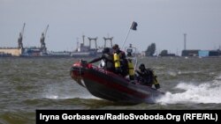 Спасатели патрулируют акваторию Азовского моря