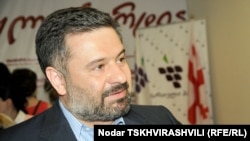 То, как Эроси Кицмаришвили и сотрудники его охраны ранним утром перелезают через ограду здания телекомпании «Маэстро», зафиксировала камера наблюдения за объектом