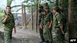 Жители Аибги жалуются на то, что в части села, которая находится на левом берегу реки Псоу, и является официально территорией Абхазии, появился пограничный пункт