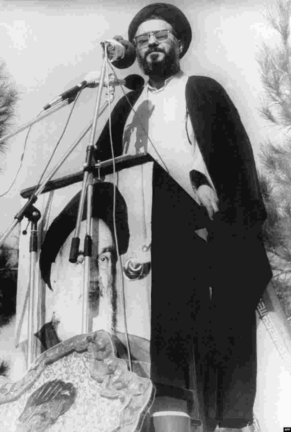 Vođa studenata Ayatollah Musavi Khoeini govori sa vrha zida Ambasade SAD na godišnjicu upada