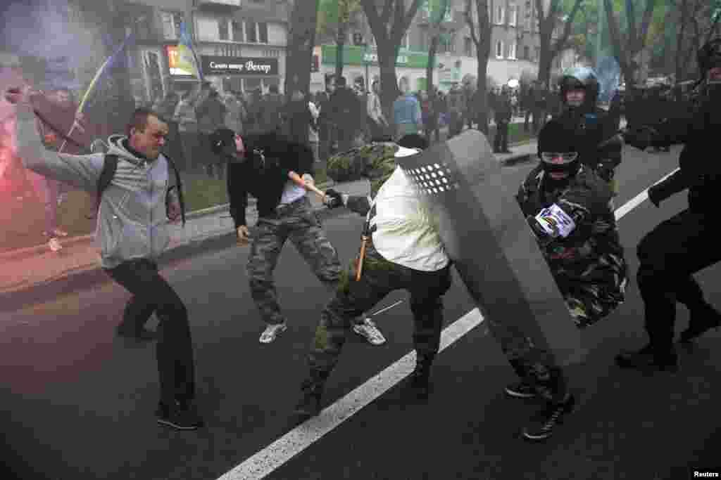 14 людей потерпіли через сутички проросійських активістів з учасниками акції за єдність України у Донецьку, 28 квітня 2014 року