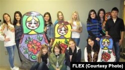 FLEX programmasyna gatnaşýan studentler Miçigianda, Kalamazodaky Rus festiwalynda, 2013.