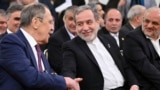 Russiýanyň daşary işler ministri Sergeý Lawrow (çepde) we Eýranyň daşary işler ministri Abbas Arakçi 17-nji ýanwarda Moskwada geçirilen gepleşiklerden soň elleşýärler.