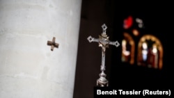 Detalj u jednoj od katoličkih crkava u Parizu, 10. april 2020. 
