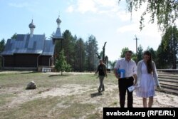 Павал Севярынец з жонкай Вольгай у вёсцы Бабровічы, дзе ў міжваенныя гады служыў уніяцкі сьвятар Баляслаў Пачопка
