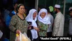 Гүлнара Шарипова аэропортто кызынын сөөгүн коштоп келген учуру.