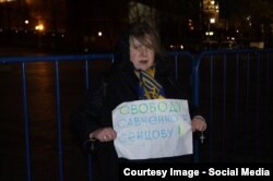 Катерина Мальдон під час пікету на підтримку Надії Савченко та Олега Сенцова
