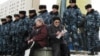 Полиция преградила дорогу к резиденции президента Казахстана участникам акции протеста. Астана, 28 марта 2011 года.