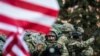 Люди з прапорами США вітають військових НАТО, Прага, 30 березня 2015 року