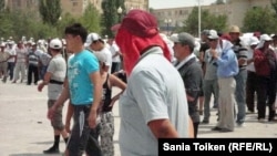 Proteste çykanlaryň arasynda Türkmenistandan göçüp baran gazaklaryň hem bardygy aýdylýar.