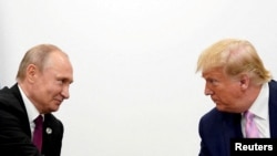 Дональд Трамп і Володимир Путін (л) під час саміту «Групи двадцяти» в японській Осаці в 2019 році