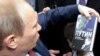 Владимир Путин в книжном магазине в Пензе. 20 марта 2011 года. 