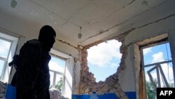 Проросійський бойовик у зруйнованій будівлі внаслідок боїв, східна частина Слов'янська, 16 червня 2014 року