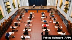 Berlin - elevii din clasa a 12-ea la examenul de bacalaureat, in noile condiții de pandemie de coronavirus.