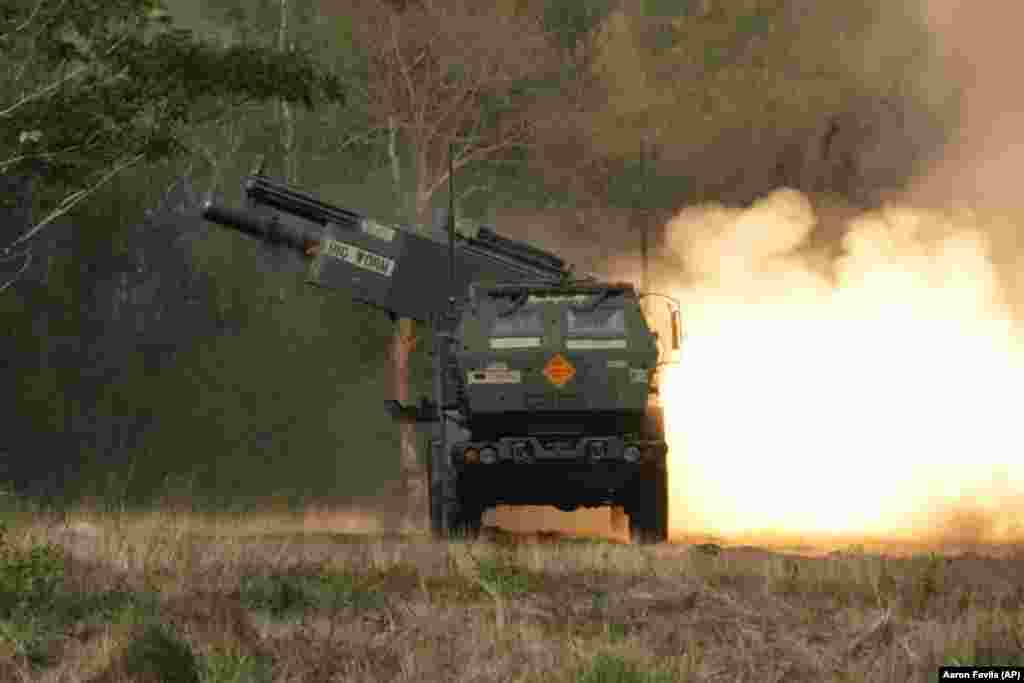 Ýokary çaltlykda hereket edip bilýän HIMARS artilleriýa ulgamy Berlen ýardam toplumynda HIMARS üçin raketalar bolar. Ukraina iberilýän HIMARS goýberijileriniň üpjünçiligi barada, doly bir zat aýdylmaýar. &nbsp;