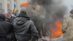 Сутичка між активістами й поліцією під Верховною Радою (відео)