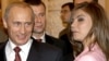 Predsednik Rusije Vladimir Putin pored ruske gimnastičarke Aline Kabajeve tokom susreta sa ruskim olimpijskim timom u Kremlju, 4. novembar 2004.