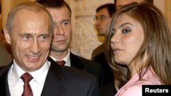  Vladimir Putin și gimnasta Alina Kabaeva în timpul unei întâlniri cu echipa olimpică a Rusiei, Kremlin, 4 noiembrie 2004.