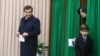 Президенттин милдетин аткаруучу жана башкы талапкер Шавкат Мирзиёев үй-бүлөсү менен Ташкент шаарындагы шайлоо тилкесинде добуш берди. 