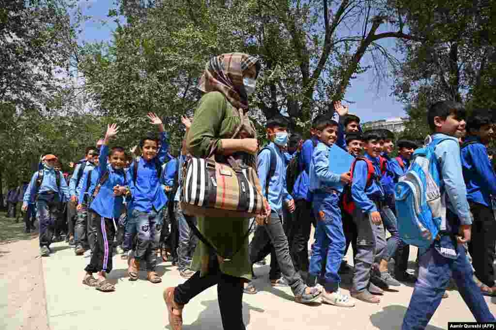 În ciuda pericolului, unele școli și-au deschis porțile. Acești elevi și profesorul lor de la o școală gimnazială din Kabul au fost fotografiați întorcându-se în sala de clasă, pe 30 august. 