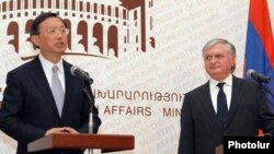 Amenia -- Chinese Foreign Minister Yang Jiechi (L) at a joint news conference with his Armenian counterpart Edward Nalbandian,17Feb2011.