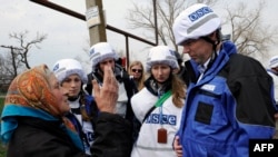 Мешканці Широкина спілкуються з заступником голови СММ ОБСЄ Александром Гуґом, 14 квітня, 2015, Широкине Донецької області 