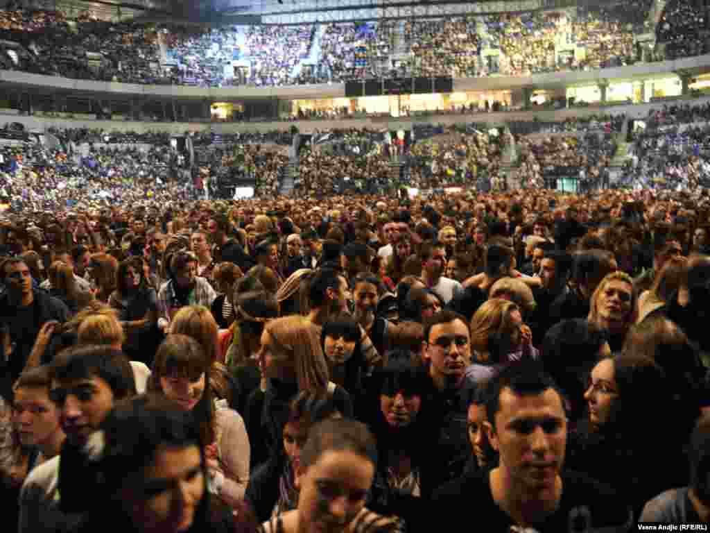 Prvi od tri zakazana koncerta Dine Merlina u Beogradskoj Areni održan je 25.11.2011. 