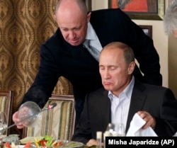 Евгений Пригожин и Владимир Путин во время ужина с иностранными учеными и журналистами в ресторане Cheval Blanc на территории конноспортивного комплекса под Москвой, 11 ноября 2011 года.
