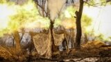 Украинская артиллерия ведет огонь по наступающим российским войскам в Донецкой области. Май 2025 года