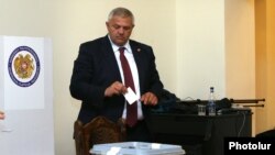 Մամիկոն Ասլանյանը քվեարկում է Վանաձորի քաղաքապետի ընտրություններում, 10-ը հոկտեմբերի, 2016թ․