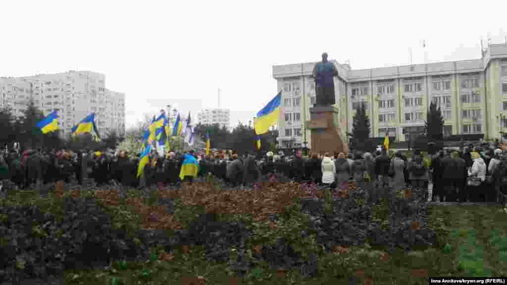 Это был 200 день рождения украинского поэта Тараса Шевченко, но совершенно особенный для Севастополя. Акция проходила, как никогда, по правилам: с регламентом, очень сдержанно и аккуратно. Были речи, стихи и песни, но только сегодня, впервые украинцы в еще полноценно украинском Севастополе оглядывались по сторонам. Участники акции опасались банального – получить по голове. Ближе к окончанию часа, отведенного на проведение мероприятия, украинские флаги стали разбавлять российские триколоры. Оккупация уже началась, аннексия еще не состоялась Севастополь, 9 марта 2014 года, проспект Октябрьской Революции, сквер им. Тараса Шевченко