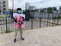 Akikat Kaliolla Nur-Sultan şäherindäki Hytaý ilçihanasynyň alnynda. 2020-nji ýylyň 26-njy iýuny.