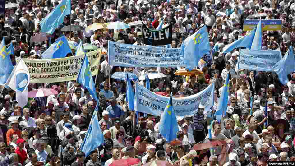 2011 senesi mayıs 18 künü. Ukraina ve qırımtatar bayraqları arasında tamır halqınıñ ukümetten talapları ile transparantlar körüne