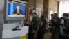Орусиячыл козголоңчулардын "Восток" бaтальону президент Путиндин телекайрылуусун көрүүдө, 29.05.2014