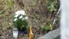 Sveće i cveće ispred vojnog hotela u kojem se odigrala tragedija, 7. decembar 2011.
