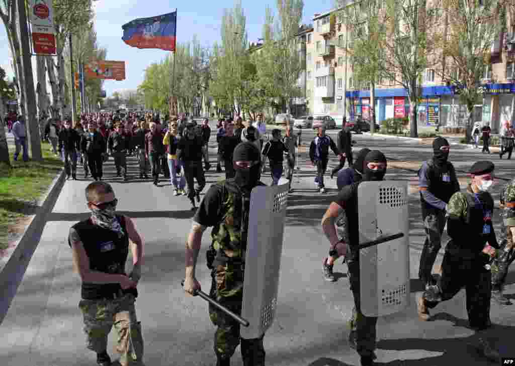 Проросійські активісти йдуть захорплювати телецентр у Донецьку, 27 квітня 2014 року